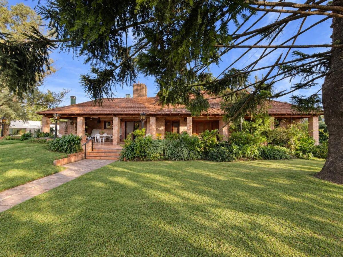 Foto de Casa chalet de 5 dormitorios + casa de caseros en 2.657 m² en Funes, imagen 1