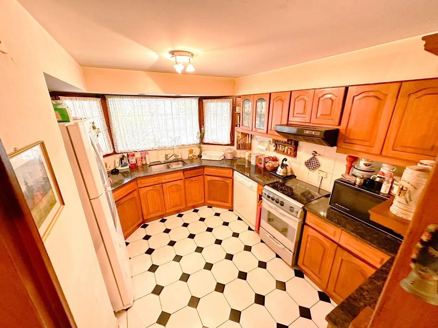 VENTA- CASA- 5 AMB- PLAYROOM- JARDIN CON PILETA- COCHERA EN SUBSUELO- DEPENDENCIA DE SERVICIO- en La 4