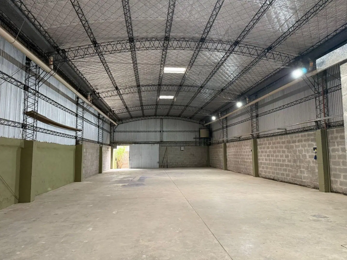 ALQUILER- DEPOSITO/GALPON- 300M2- INDUSTRIAL 1- OFICINA- en Area de Promoción El Triángulo, Malvinas 2