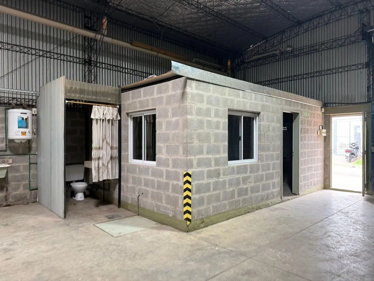 ALQUILER- DEPOSITO/GALPON- 300M2- INDUSTRIAL 1- OFICINA- en Area de Promoción El Triángulo, Malvinas 5