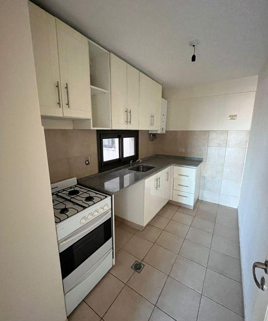Foto de NAZARENO VI: Departamento Piso 11- Muy Luminoso- Cocina Separada, imagen 2