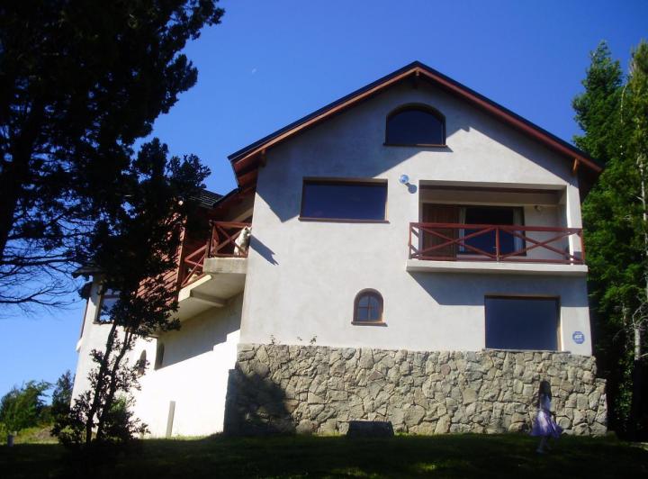 GRAN OPORTUNIDAD!! PRECIO NOTABLEMENTE REDUCIDO! Amplia Casa en Llao Llao 3