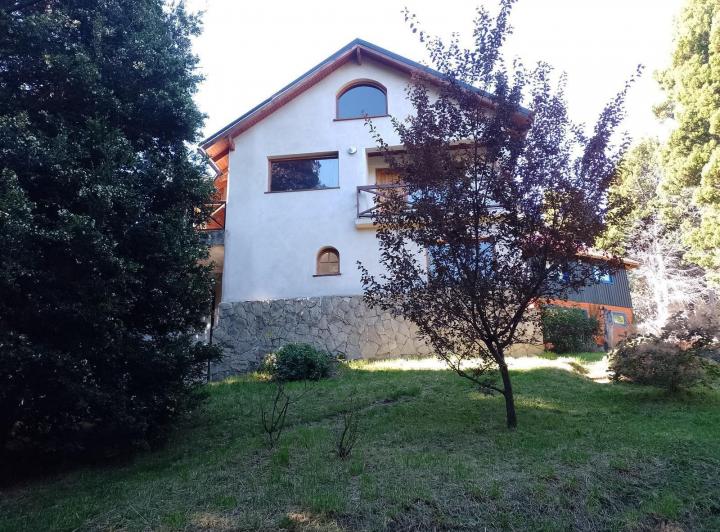 GRAN OPORTUNIDAD!! PRECIO NOTABLEMENTE REDUCIDO! Amplia Casa en Llao Llao 2