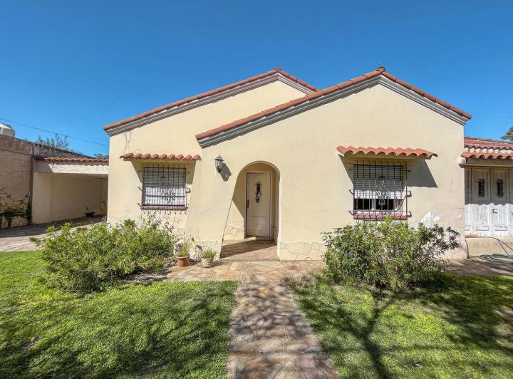 Casa en venta barrio fisherton 3 dormitorios jardin pileta parrillero luminoso 4