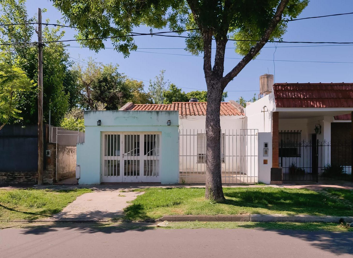 Casa en venta barrio alberdi 2 dormitoiros cochera patio parrillero amplio luminoso