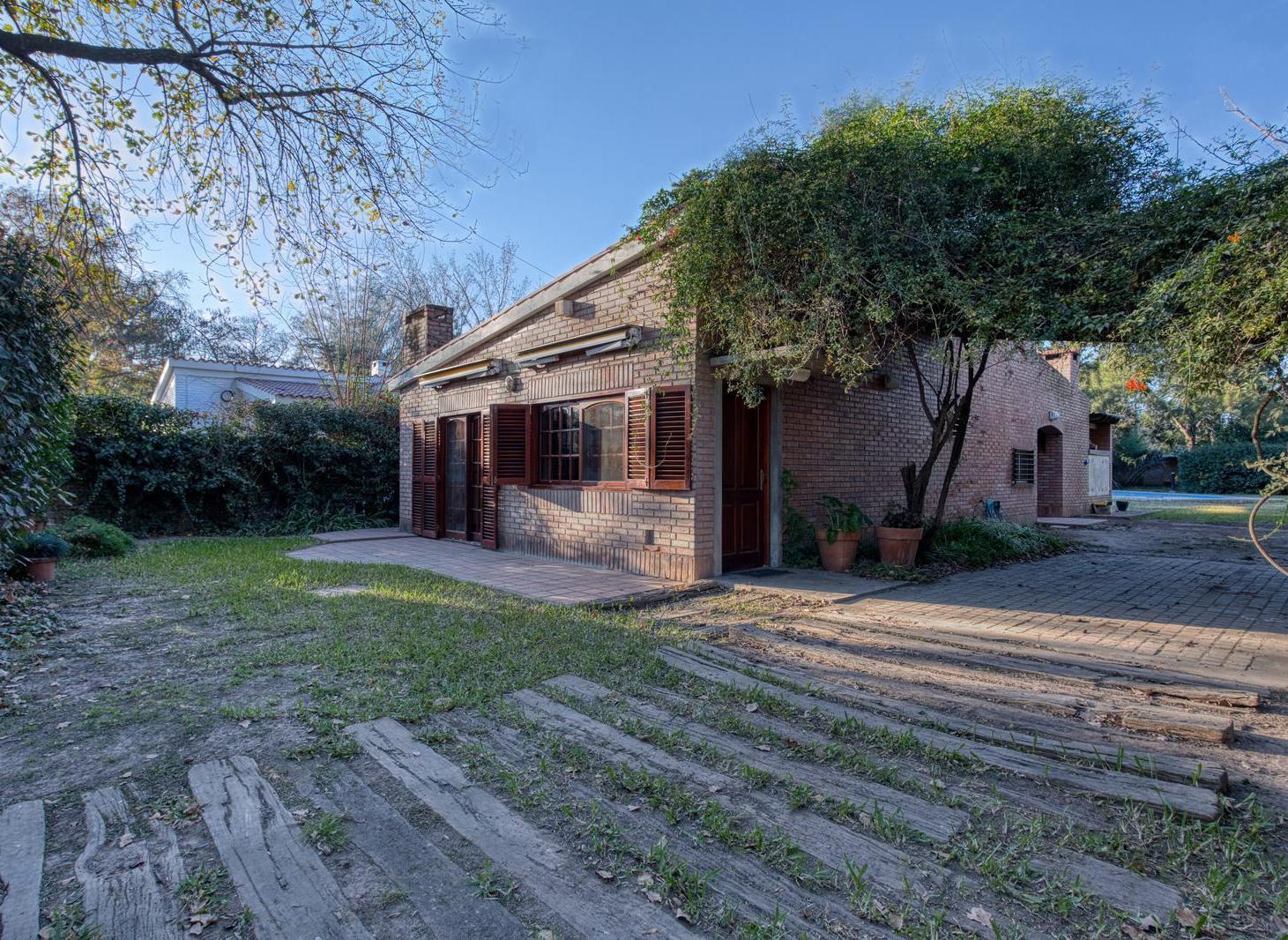 Casa en venta Oliveros 1 dormitorio jardin piscina cochera parrillero