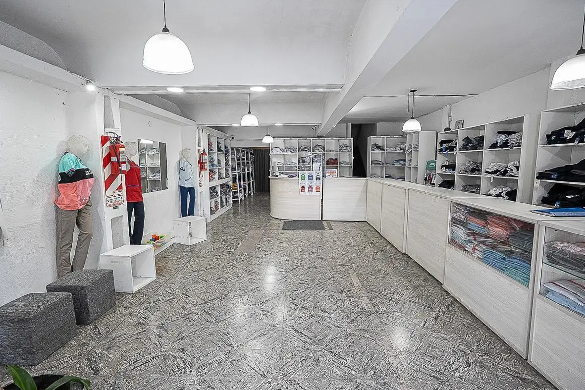 Local en venta abrrio alberdi amplio con vivienda arriba 2 dormitorios parrilla alto transito 5