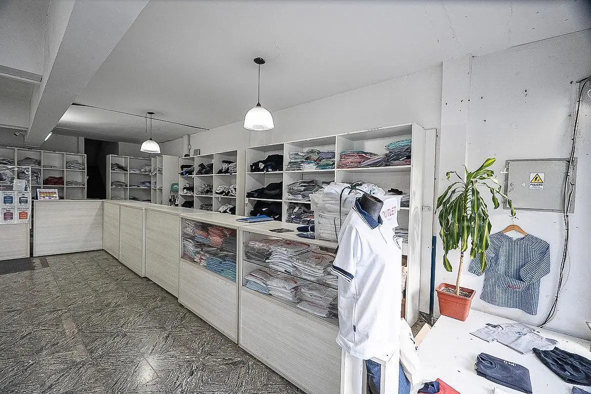 Local en venta abrrio alberdi amplio con vivienda arriba 2 dormitorios parrilla alto transito 3