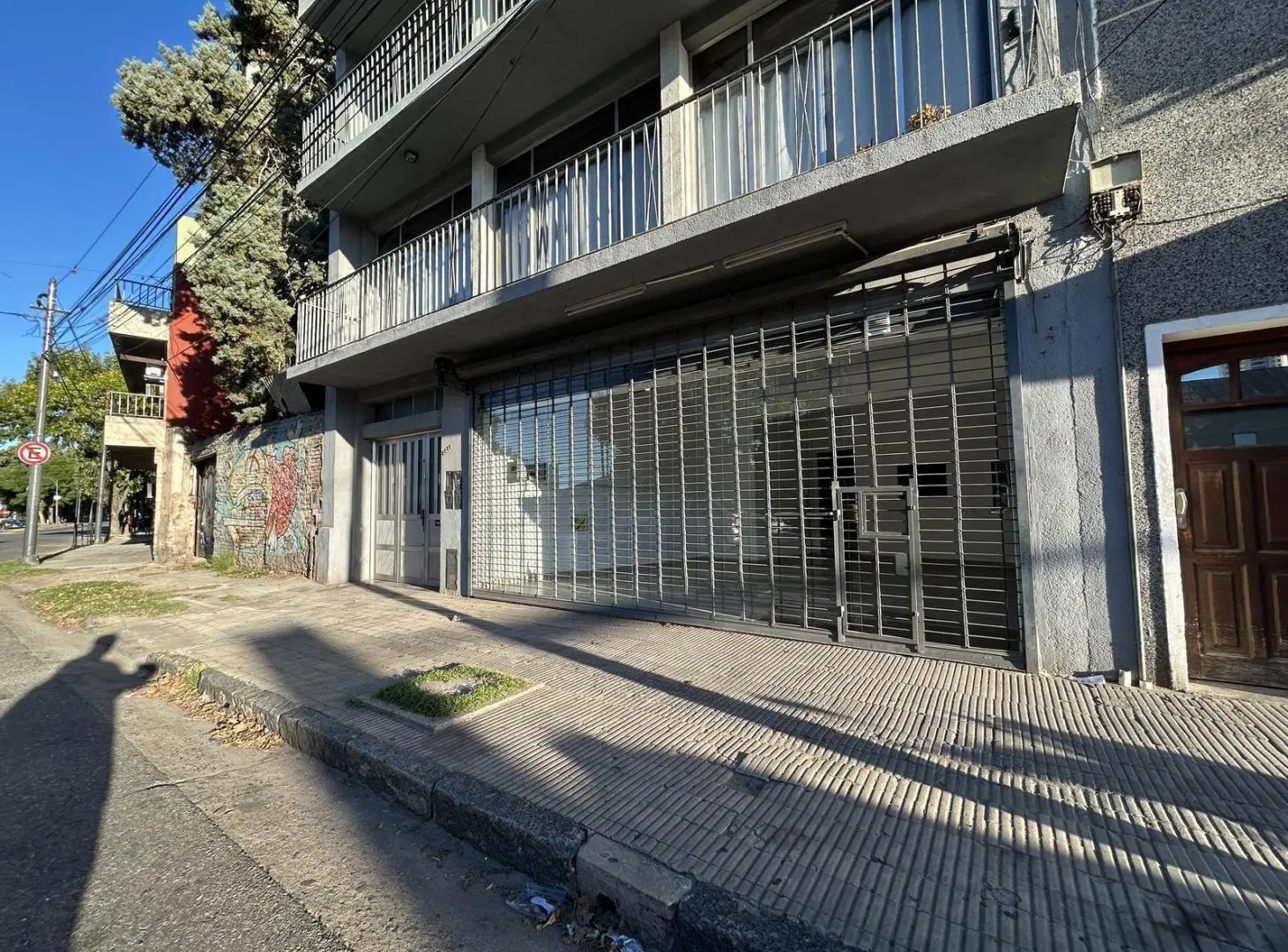 Local en alquiler en pichincha, exelente ubicacion y estado luminoso, impecable 4