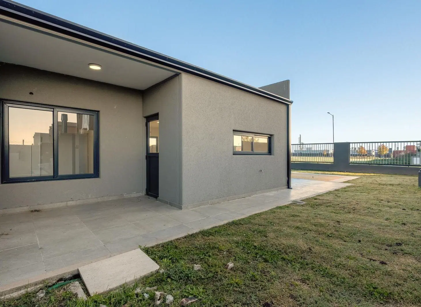 casa planta baja en venta funes 2 dormitorios amplio luminoso parrillero piscina jardin 3