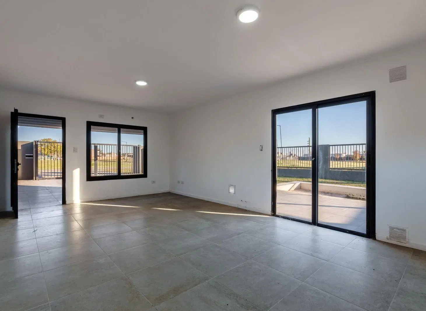 casa planta baja en venta funes 2 dormitorios amplio luminoso parrillero piscina jardin 5