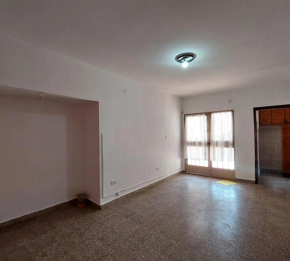 Casa en alquiler, dos dormitorios, patio, pasillo, sin expensas. 5