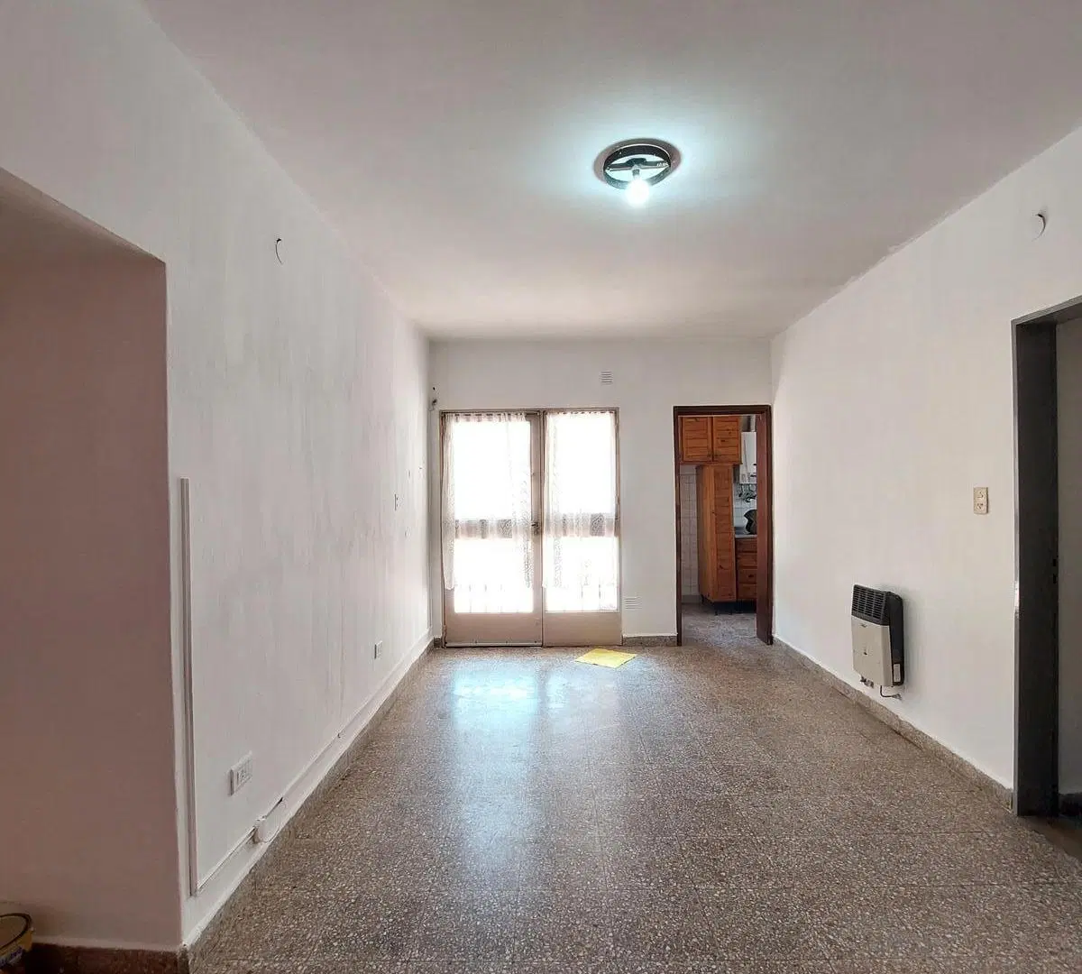 Casa en alquiler, dos dormitorios, patio, pasillo, sin expensas. 3