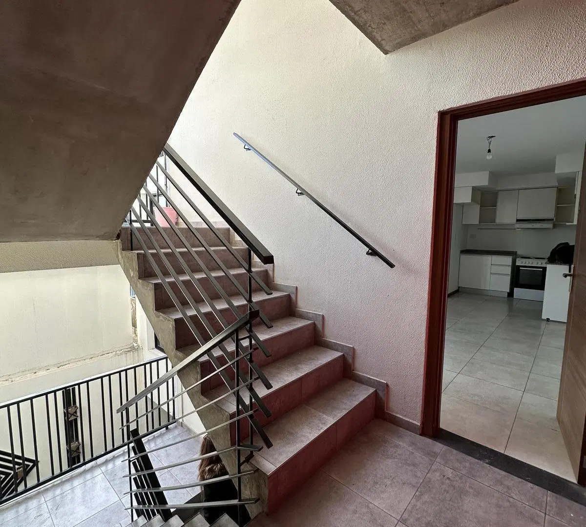 Departamento en alquiler de un dormitorio norte zona pichincha escalera moderno amplio 4