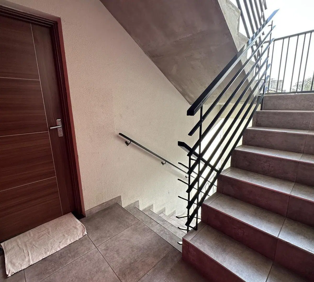 Departamento en alquiler de un dormitorio norte zona pichincha escalera moderno amplio 2