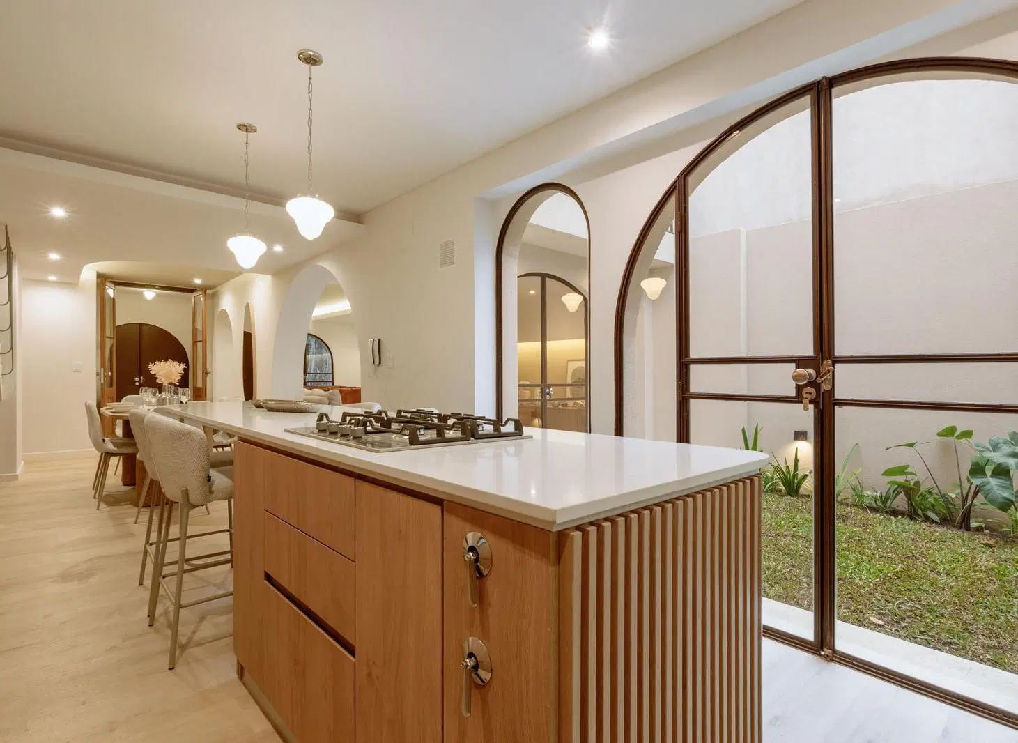 Casa en venta barrio lourdes 3 dormitorios amplio luminoso patio terraza parrillero cochera piscina 4