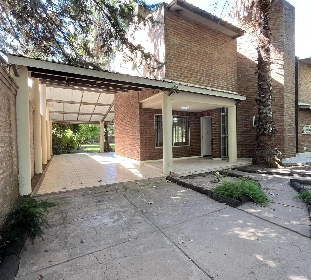 Casa en alquiler en funes tres dormitorios, jardín, garage, amoblado, quincho, pileta, parrillero. 3