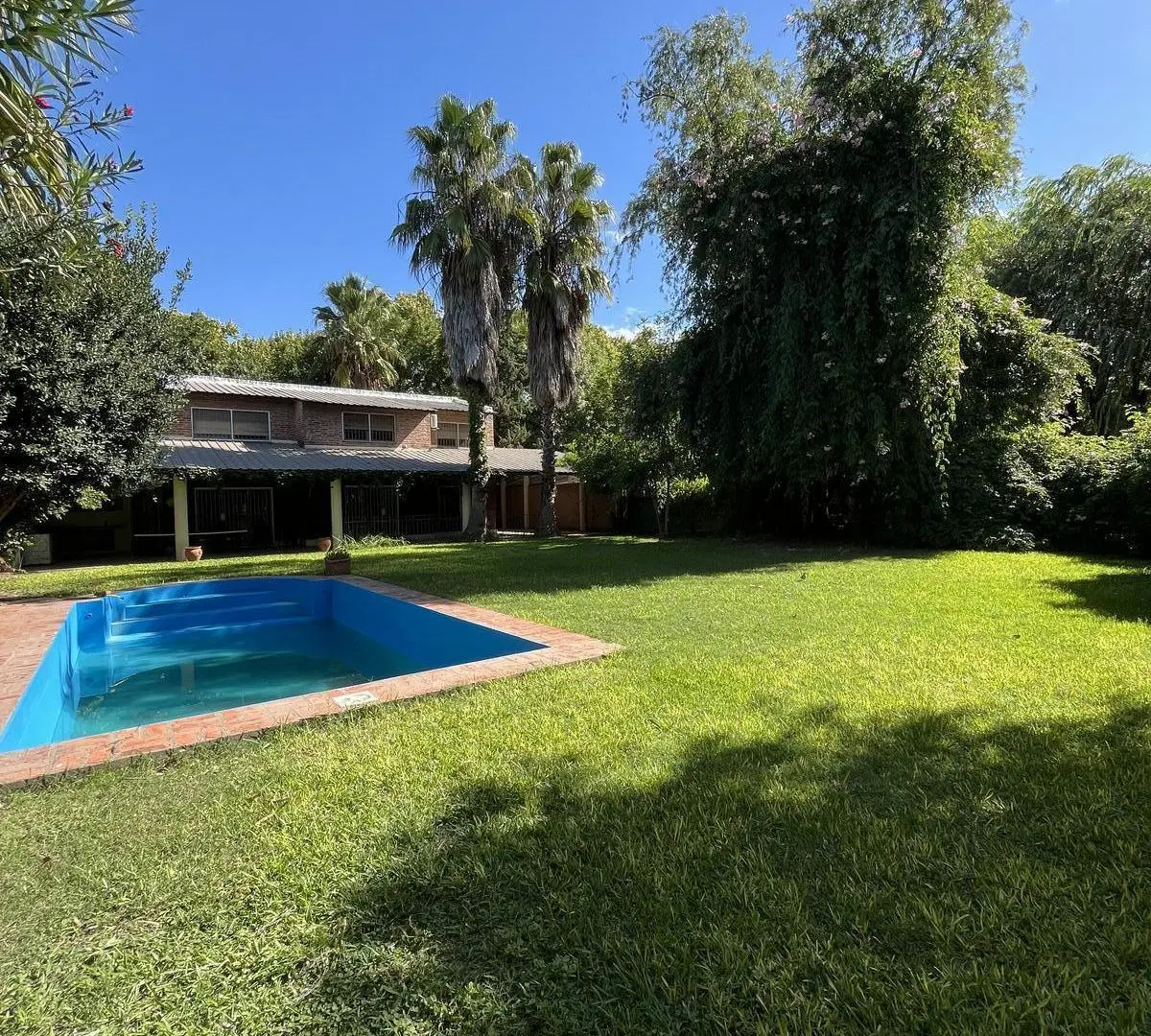 Casa en alquiler en funes tres dormitorios, jardín, garage, amoblado, quincho, pileta, parrillero. 2