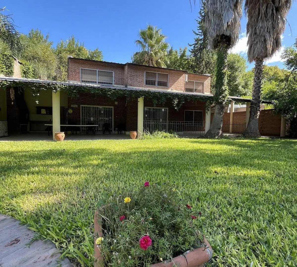 Casa en alquiler en funes tres dormitorios, jardín, garage, amoblado, quincho, pileta, parrillero. 5