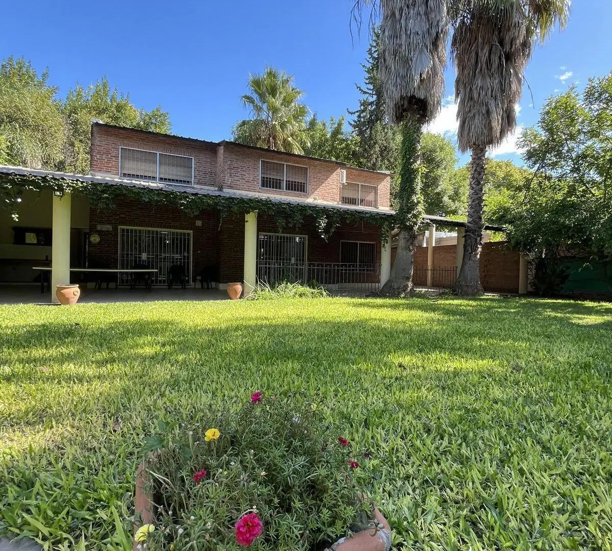Casa en alquiler en funes tres dormitorios, jardín, garage, amoblado, quincho, pileta, parrillero. 4