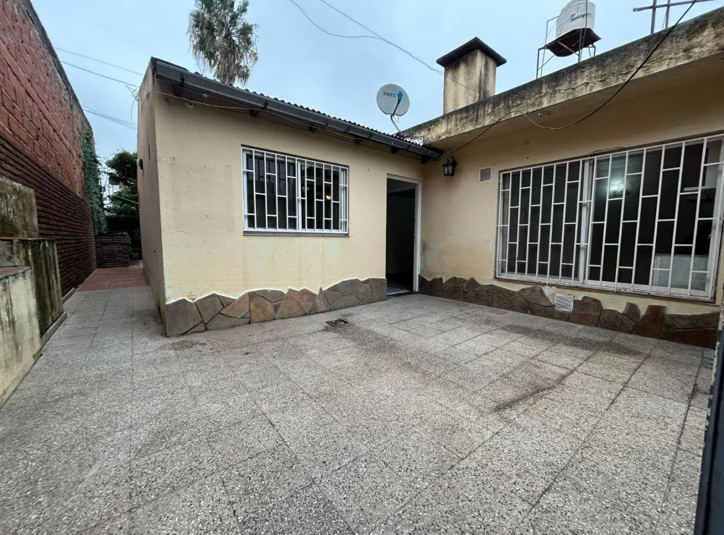 Casa en alquiler de dos dormitorios, patio, parrillero, barrio Bella Vista. 3