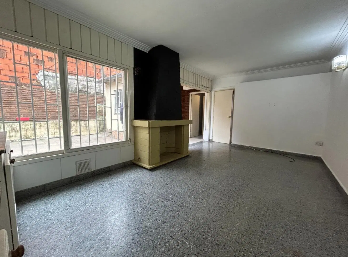 Casa en alquiler de dos dormitorios, patio, parrillero, barrio Bella Vista. 4
