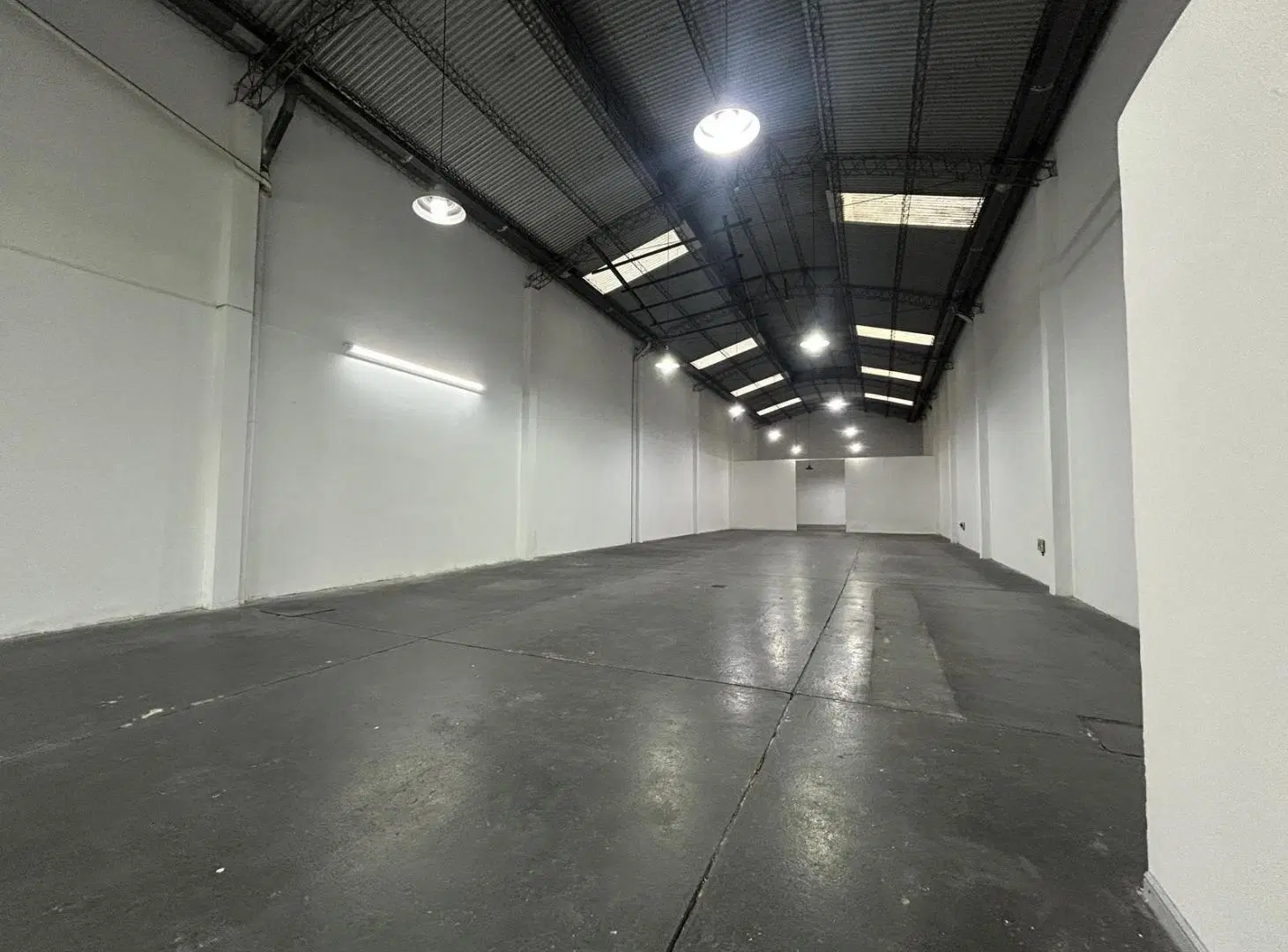 Local en alquiler en Fisherton, 380 mts2, oficina, impecable 4