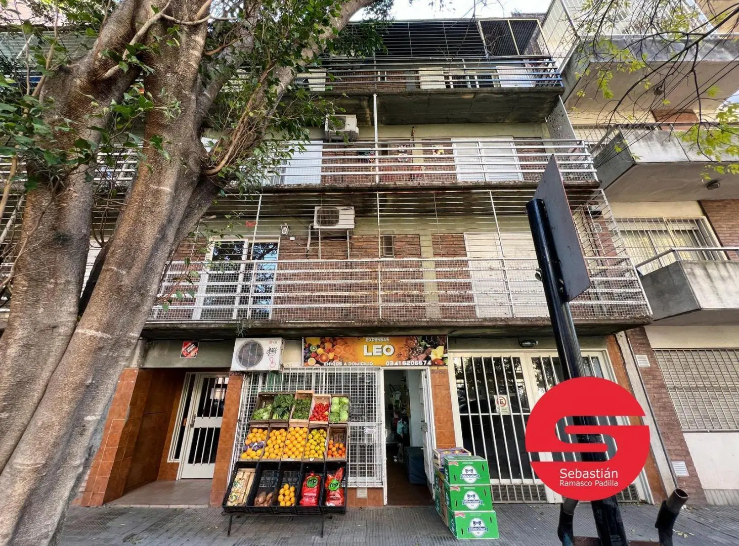 Departamento en alquiler, dos dormitorios, balcón, pequeño patio, cochera. 4