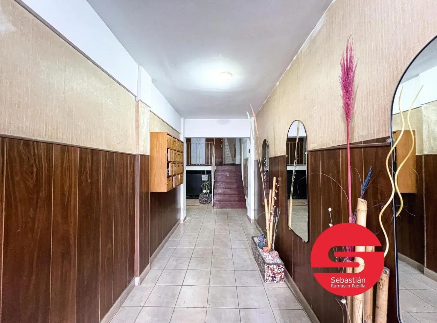 Departamento en alquiler, dos dormitorios, balcón, pequeño patio, cochera. 2
