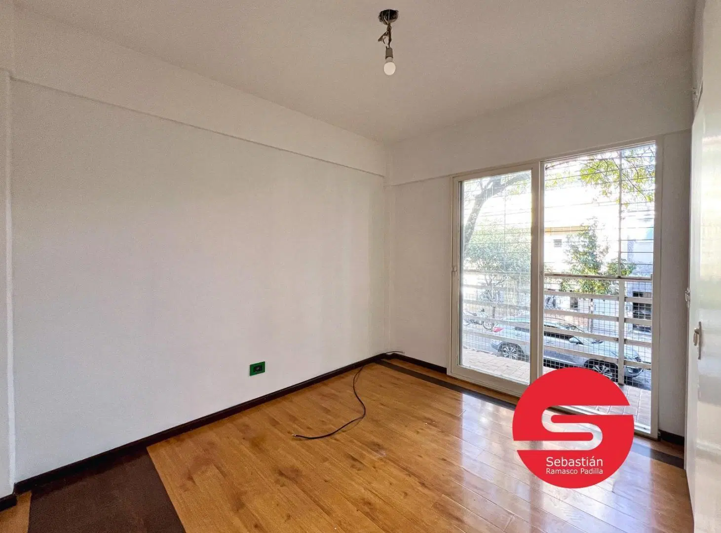 Departamento en alquiler, dos dormitorios, balcón, pequeño patio, cochera. 8
