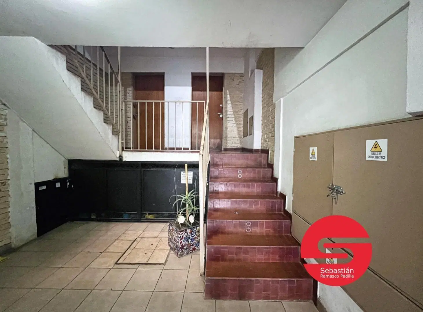 Departamento en alquiler, dos dormitorios, balcón, pequeño patio, cochera. 5