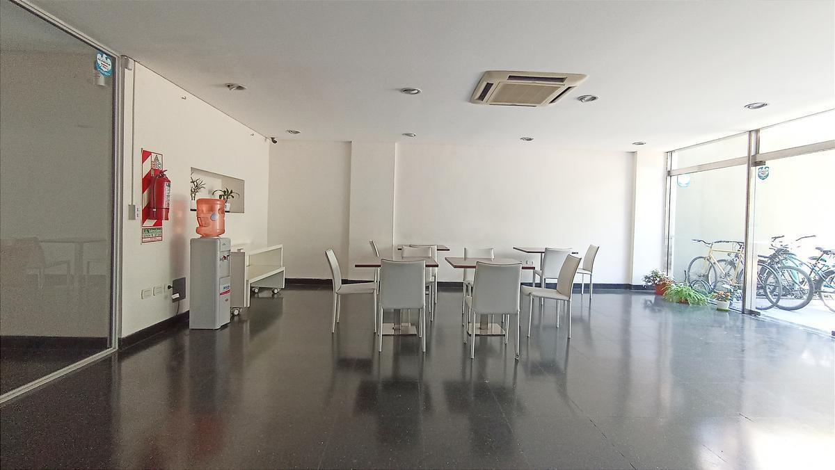 Foto de oficina en alquiler, luminoso, seguridad 24hs, edificio Embajador, imagen 4