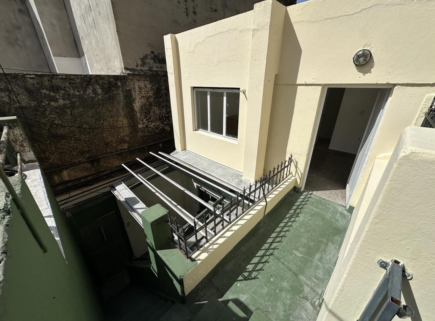 Foto de Departamento de pasillo en alquiler Pichincha, dos dormitorios, terraza, imagen 1