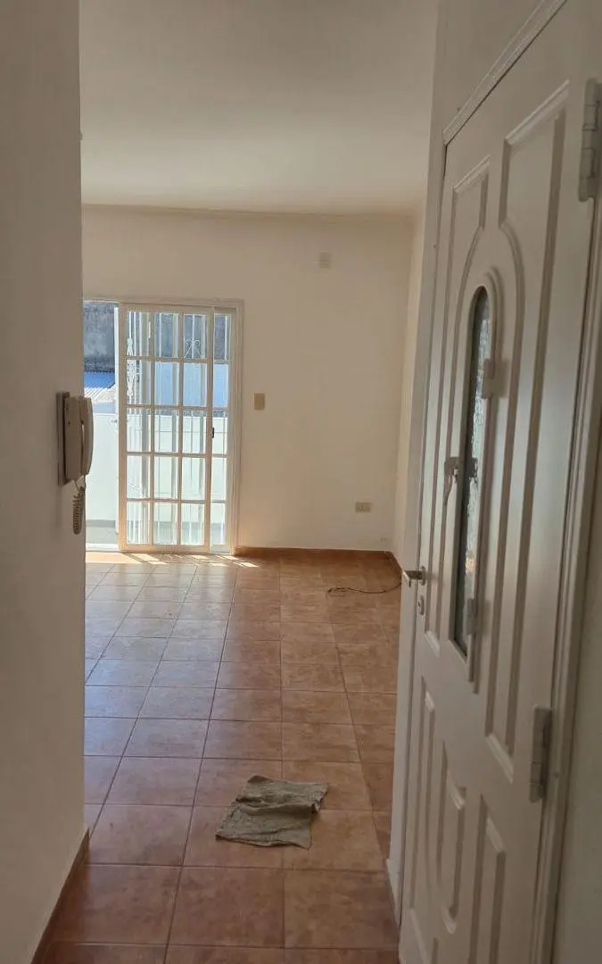 Departamento tipo casa, interno, con cochera, Lanus este 3