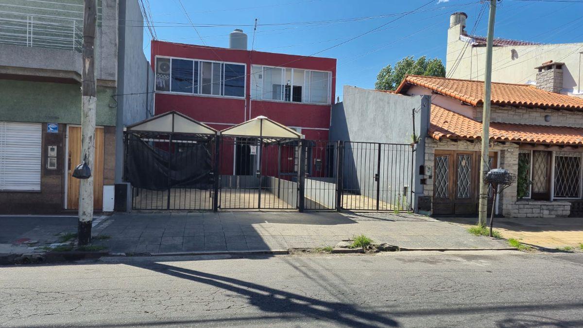 Departamento tipo casa, interno, con cochera, Lanus este
