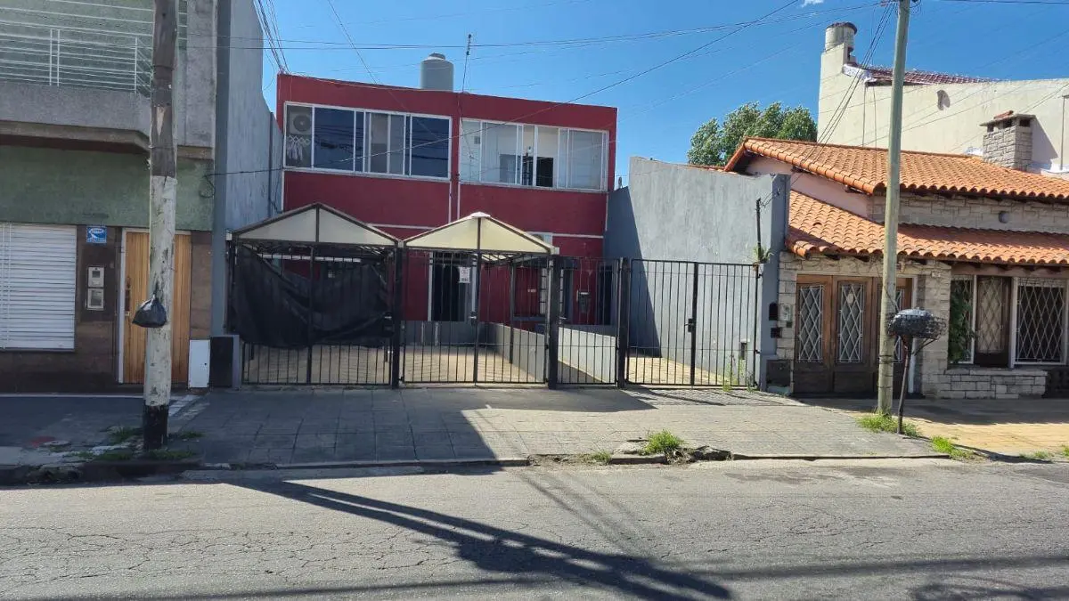 Departamento tipo casa, interno, con cochera, Lanus este 2