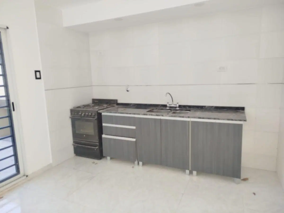 Duplex al frente de 3 ambientes con cochera en alquiler en Lanús 2
