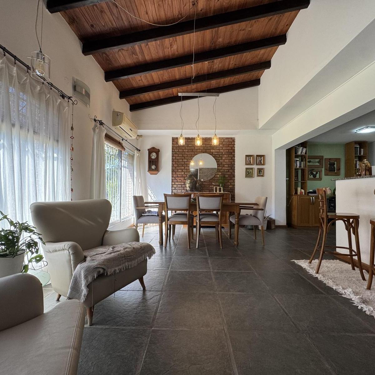 Hermosa Casa de 2 Dorm. Comodin y Patio Gigante - Granadero Baigorria 1