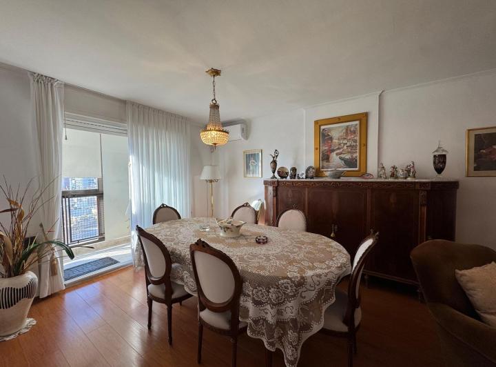 Venta departamento 3 dormitorios Abasto semipiso frente 4