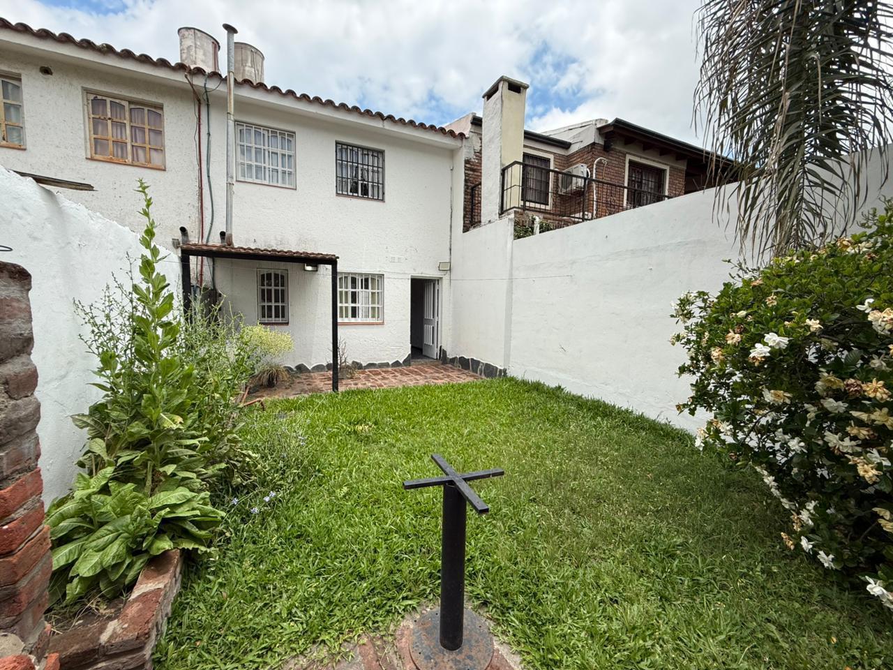 CASA A LA VENTA 3 DORMITORIOS PATIO VERDE EN FISHERTON