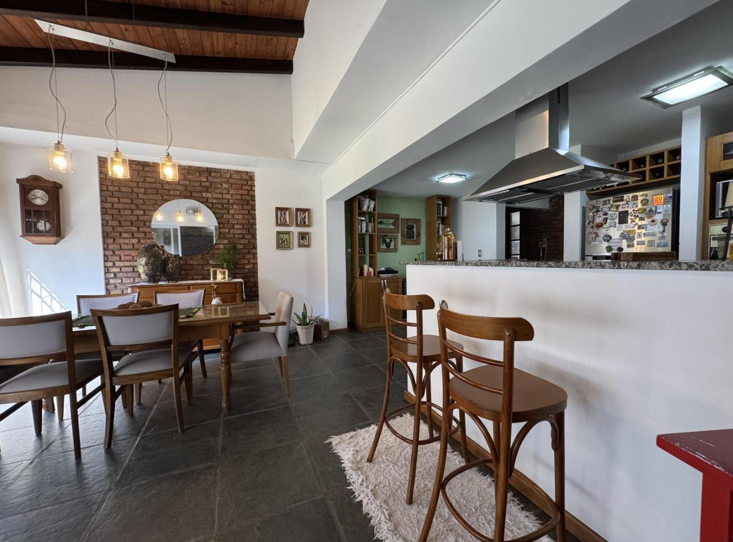Casa de 2 Dormitorios, comodin y jardín verde de amplias dimensiones  - Granadero Baigorria