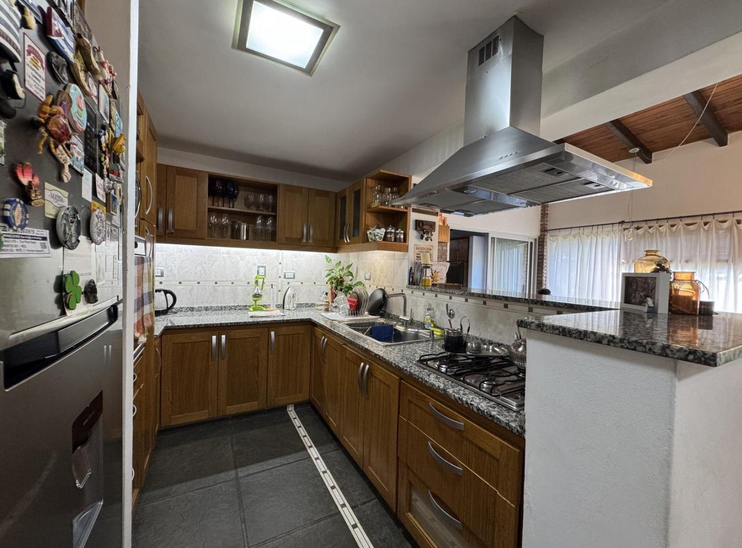 Foto de Casa de 2 Dormitorios, comodin y jardín verde de amplias dimensiones, imagen 4