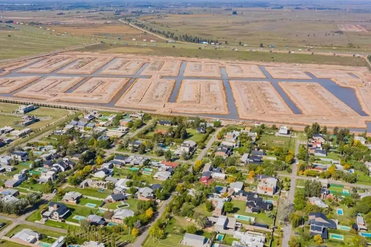 Terreno en Funes Lakes Lote 8  Isla F 3