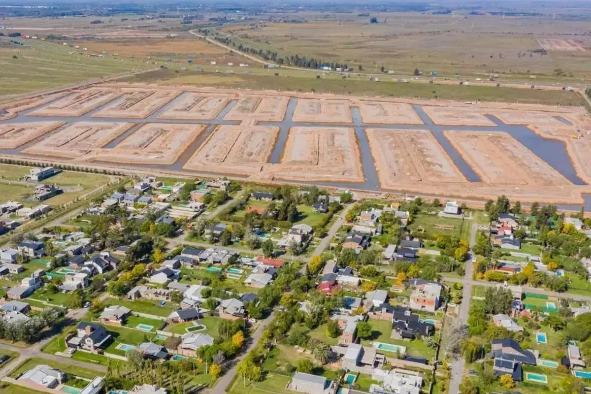 Terreno en Funes Lakes Lote 13  Isla E 4