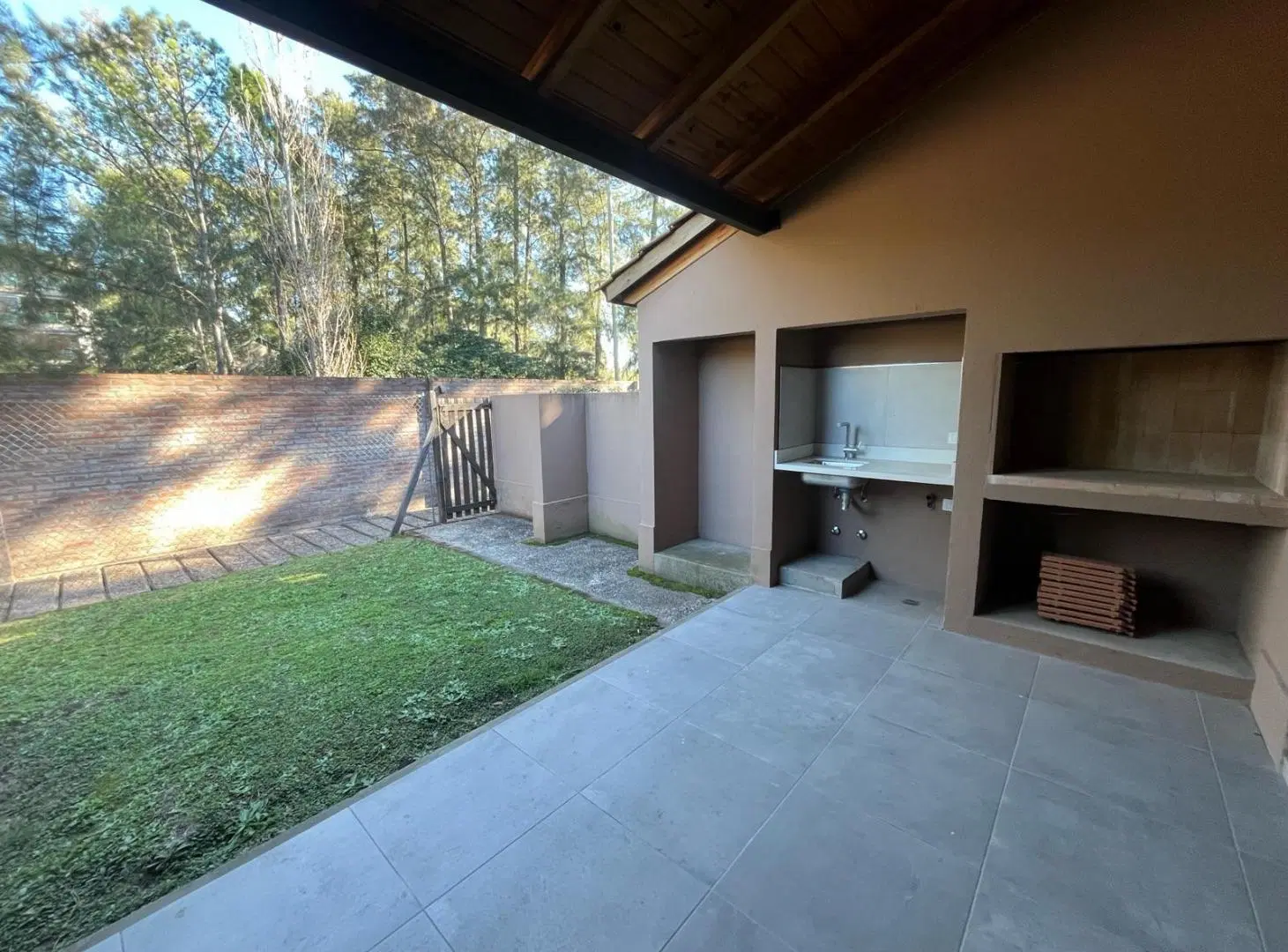 Casa duplex tres dormitorios estrenar fisherton patio pileta 3