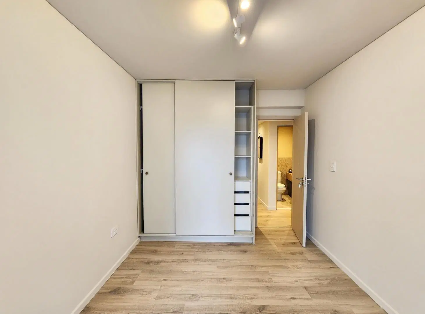 Departamento de 2 dormitorios con balcón al frente, Centro 3