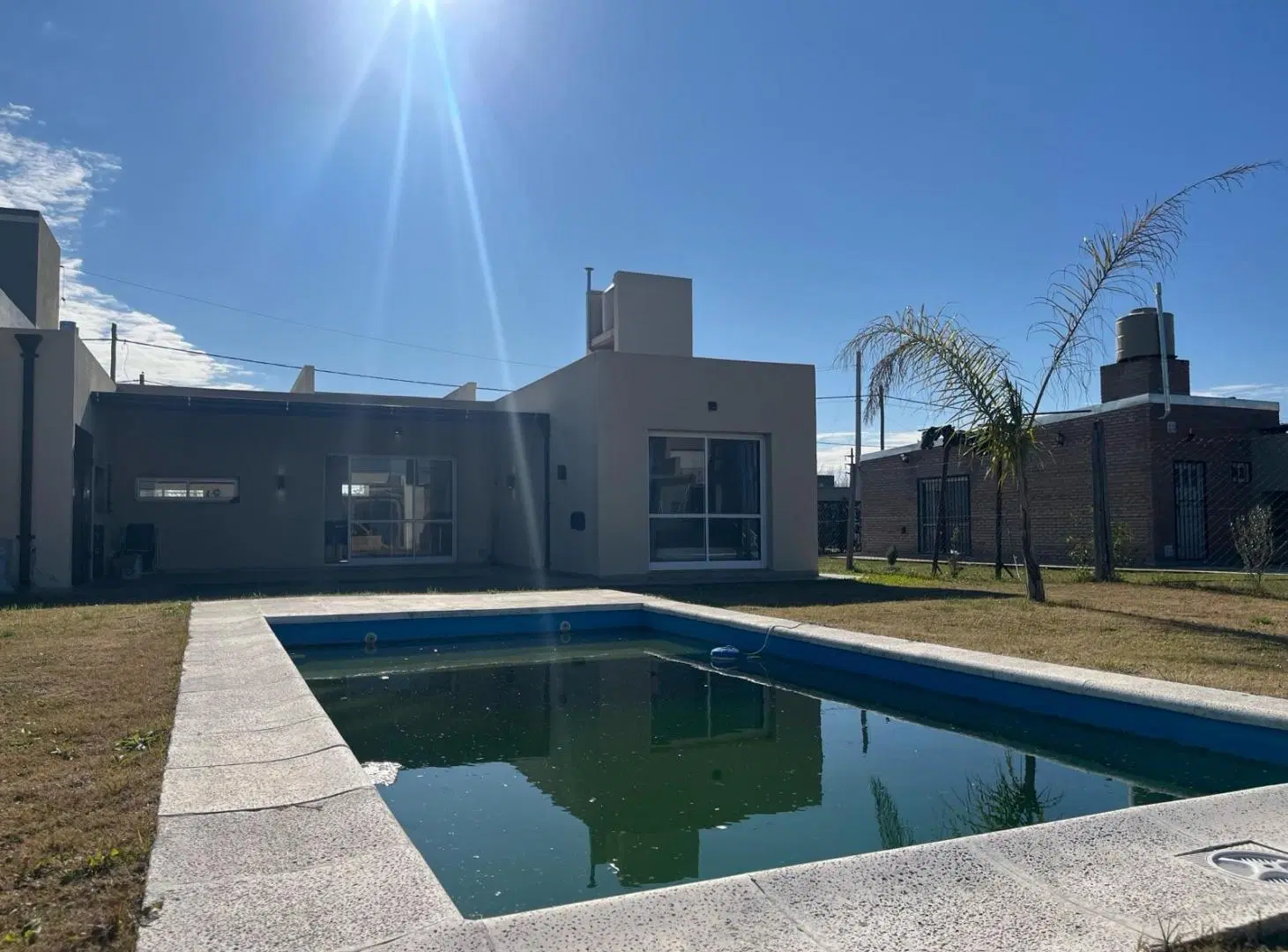 Venta casa dos dormitorios pileta quincho parrilla Roldan 1