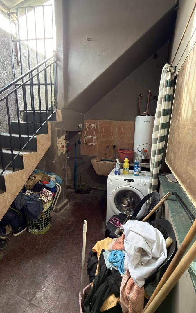 Foto de Casa de pasillo con patio y terraza exclusiva, imagen 4
