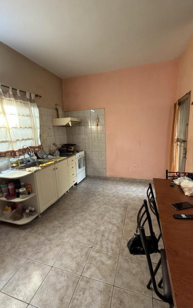 Foto de Casa de pasillo con patio y terraza exclusiva, imagen 1