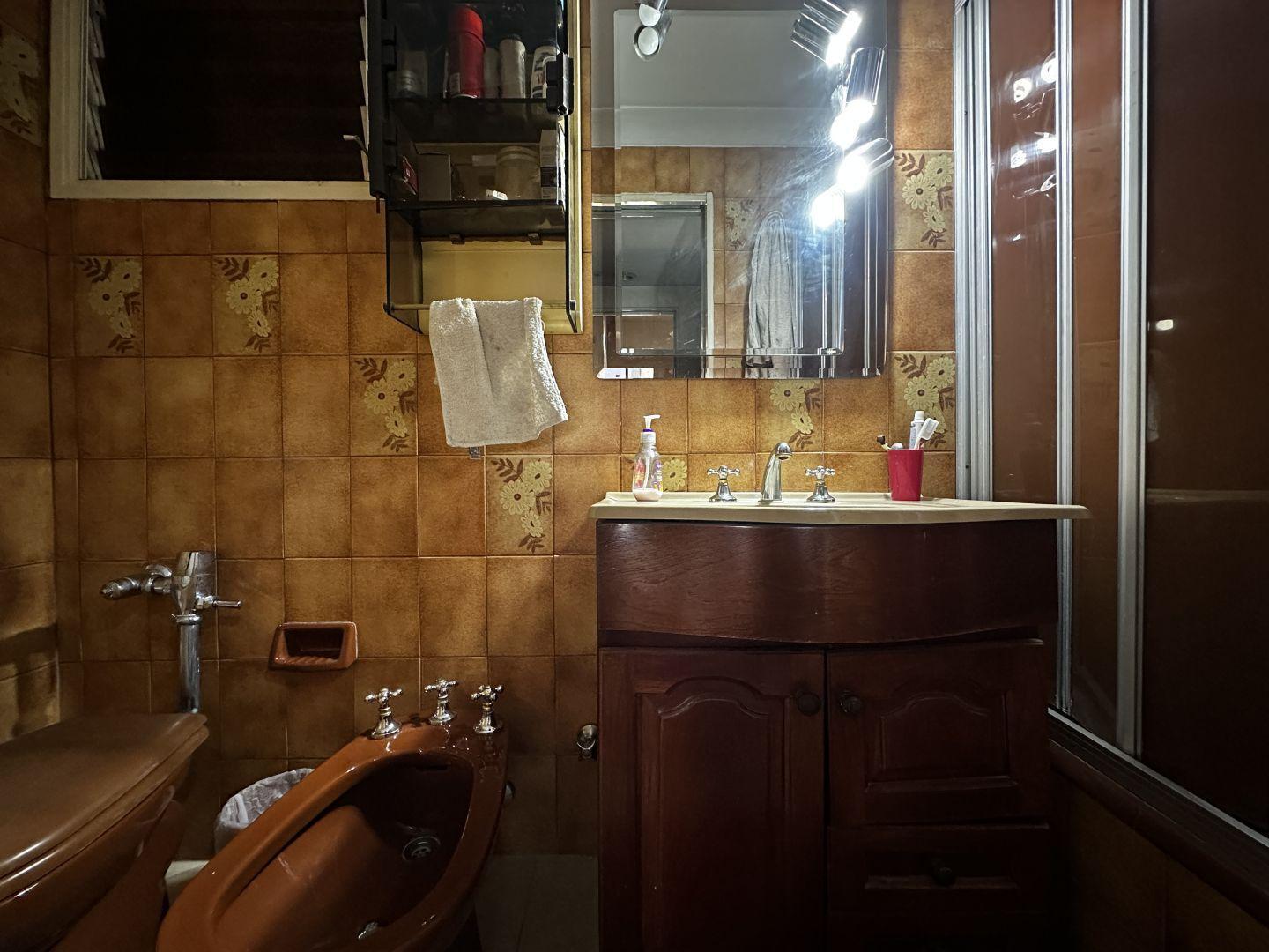 DEPARTAMENTO 4 AMBIENTES CON DEPENDENCIA Y GUARDACOCHE EN ALMAGRO